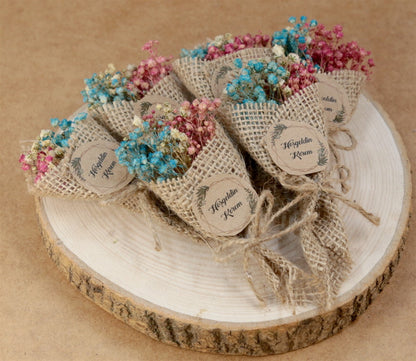 Personalisierte Jute Gastgeschenke mit Trockenblumen und Namensetikett