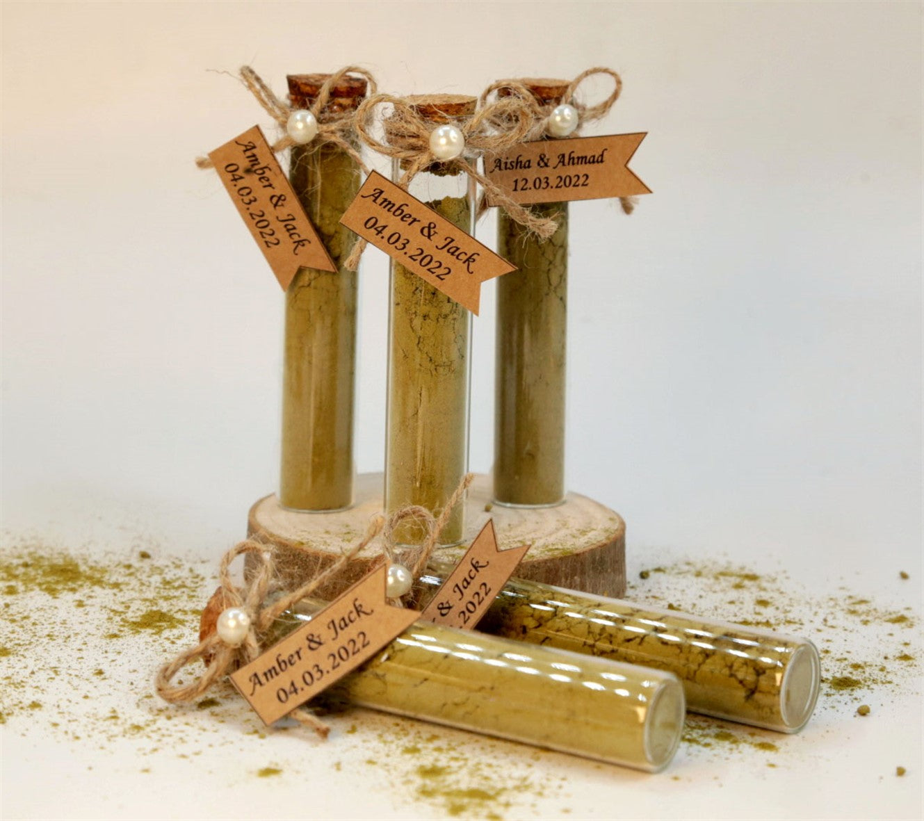 Personalisiertes Henna-Pulver im Glasroehrchen mit Juteband und Perle