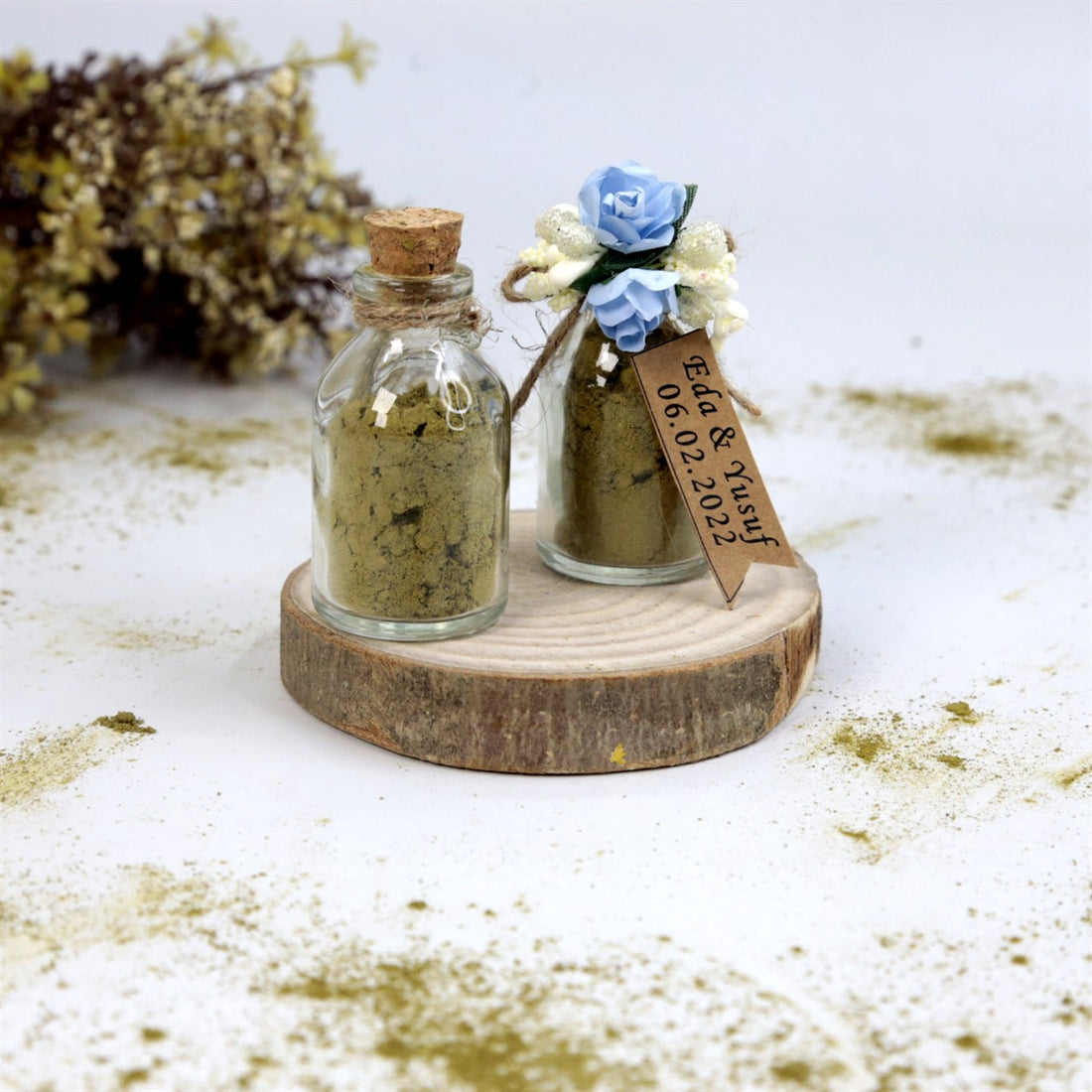 Personalisiertes Henna Pulver im Mini Glas mit blauer Blumendeko und Korkdeckel