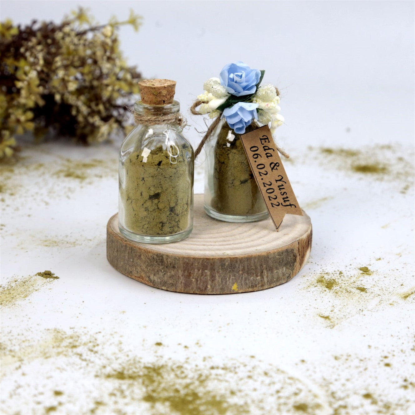 Personalisiertes Henna Pulver im Mini Glas mit blauer Blumendeko und Korkdeckel