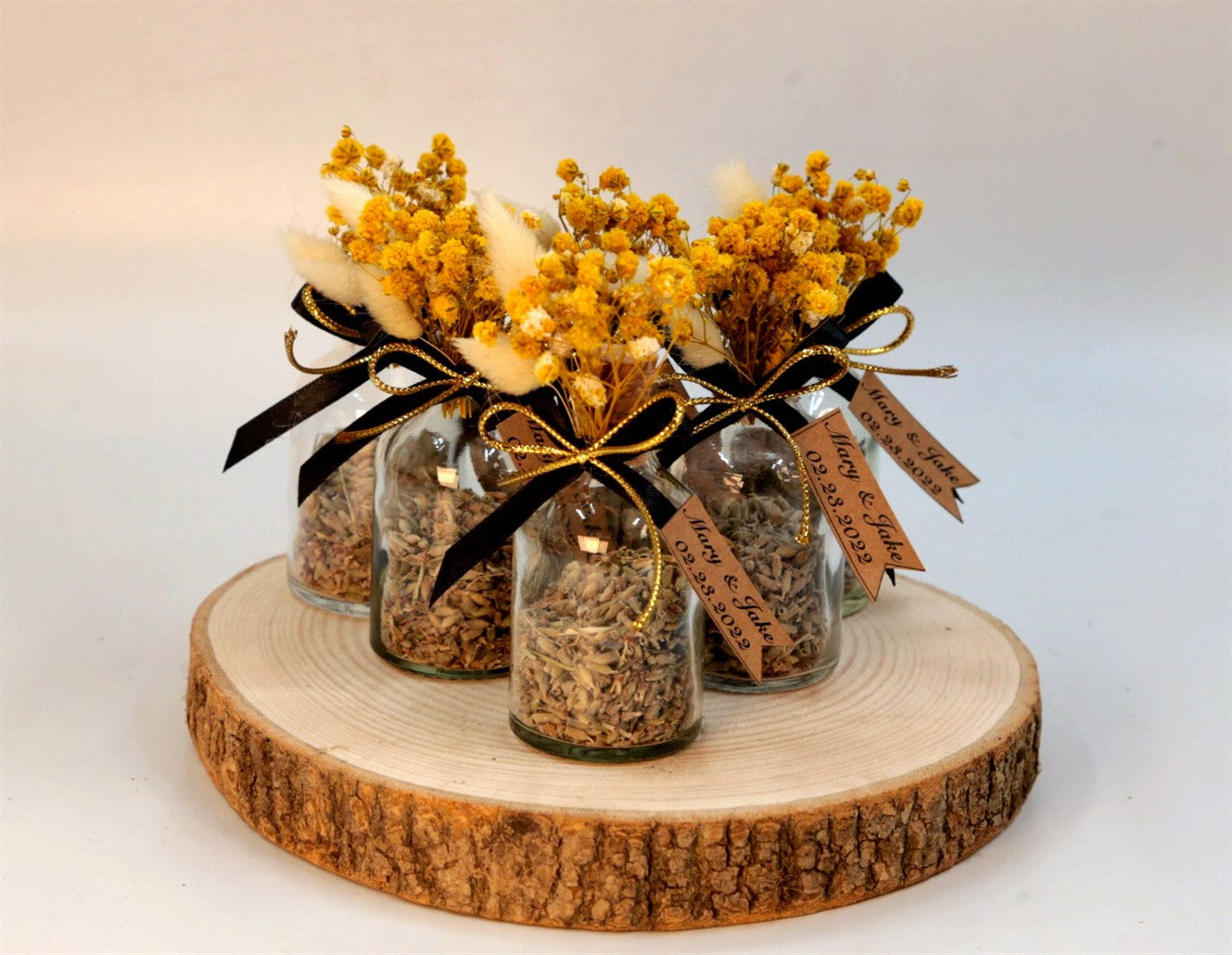 Personalisierte Lavendel-Fläschchen mit gelben Trockenblumen und schwarzer Schleife