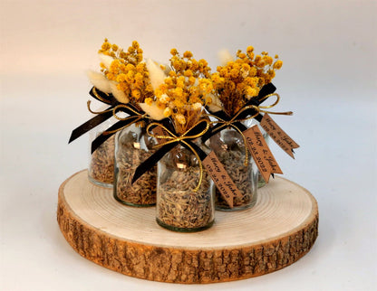 Personalisierte Lavendel-Fläschchen mit gelben Trockenblumen und schwarzer Schleife