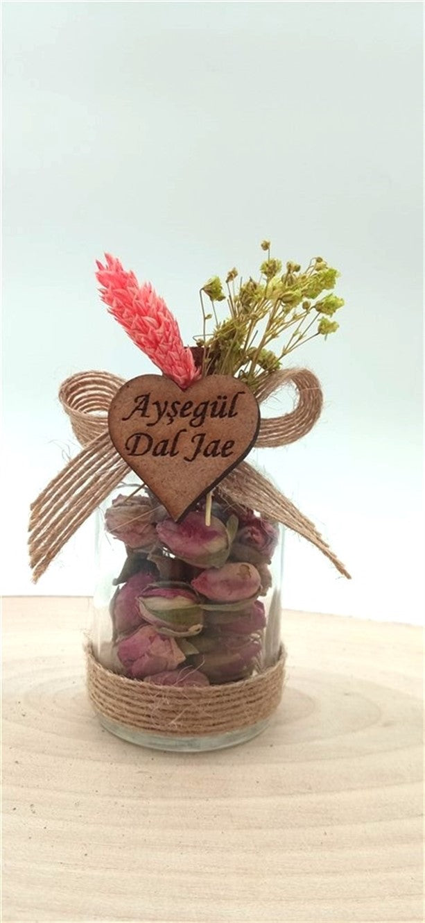Personalisiertes Mini-Glas mit getrockneten Rosenknospen und Herz-Anhänger