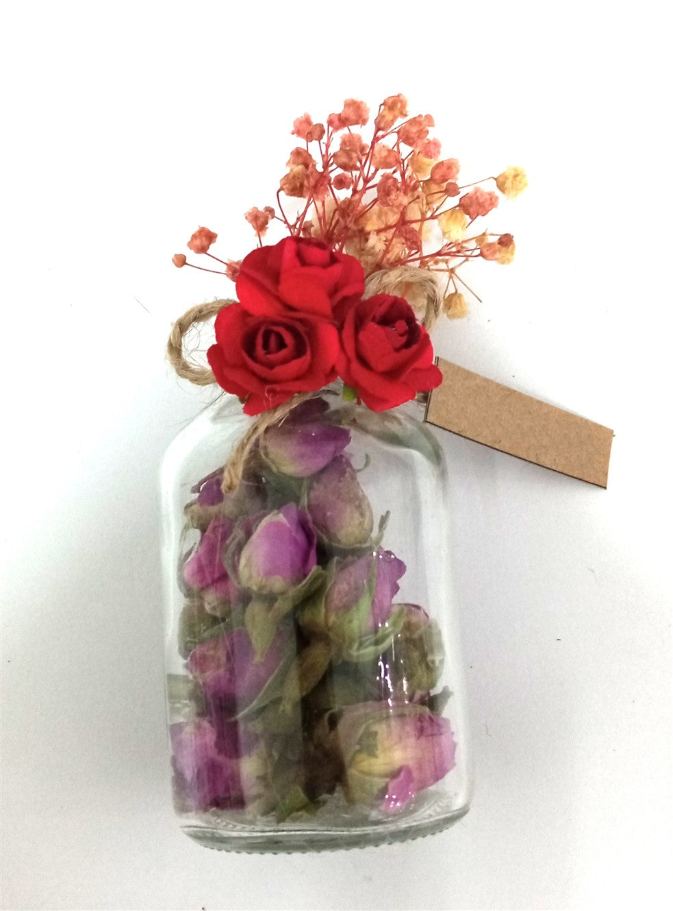 Personalisiertes Mini-Glas mit getrockneten Rosenknospen und roten Blüten