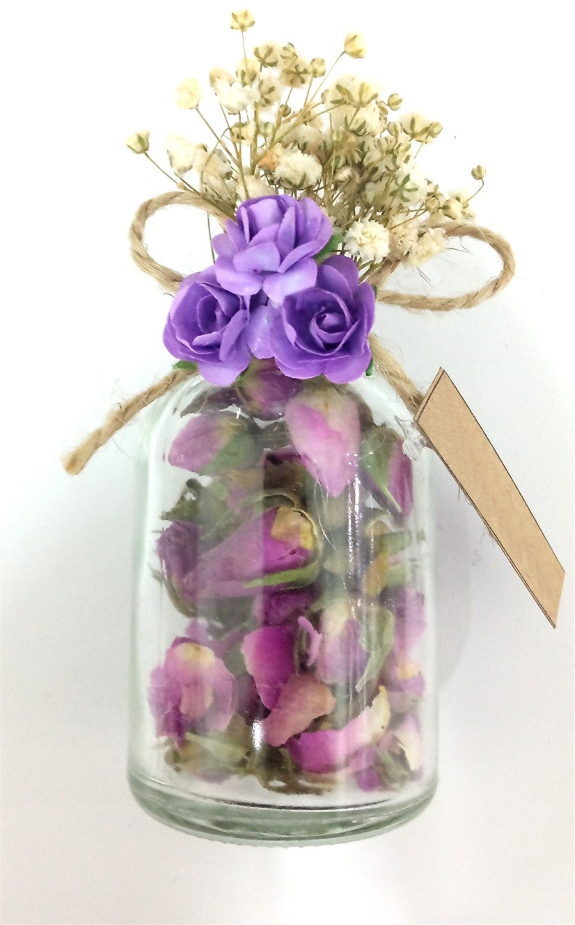 Personalisiertes Mini-Glas mit getrockneten Rosenknospen und lila Blütendekoration
