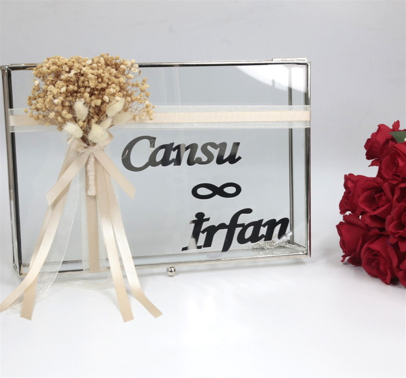 Personalisierte Schokoladenbox zur Verlobung – Elegante Isteme Box mit Namen und Trockenblumen