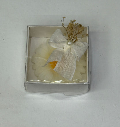 Weiße Blütenkerze in Geschenkbox mit Schleife und Trockenblumen