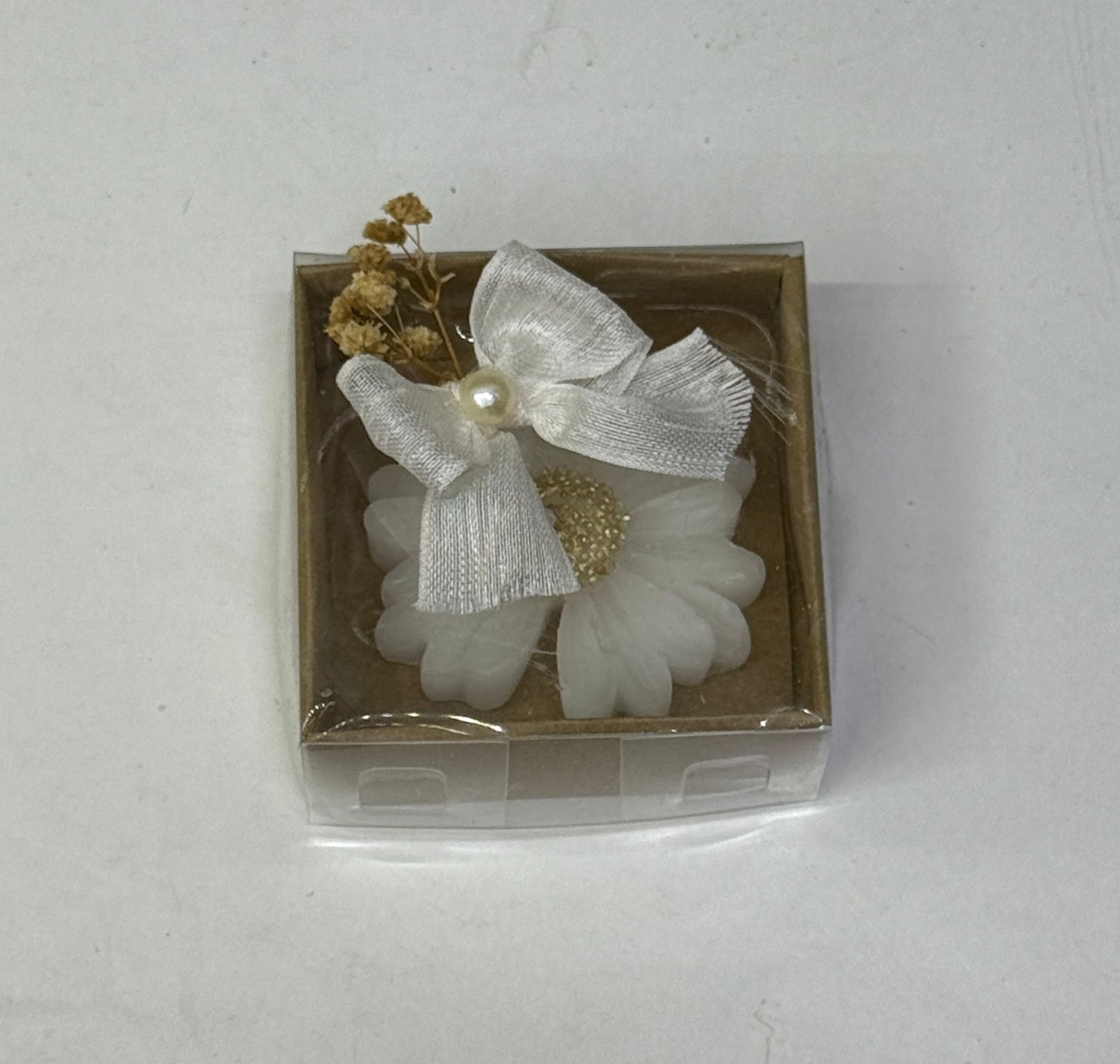 Weiße Margeritenkerze in brauner Geschenkbox mit Schleife