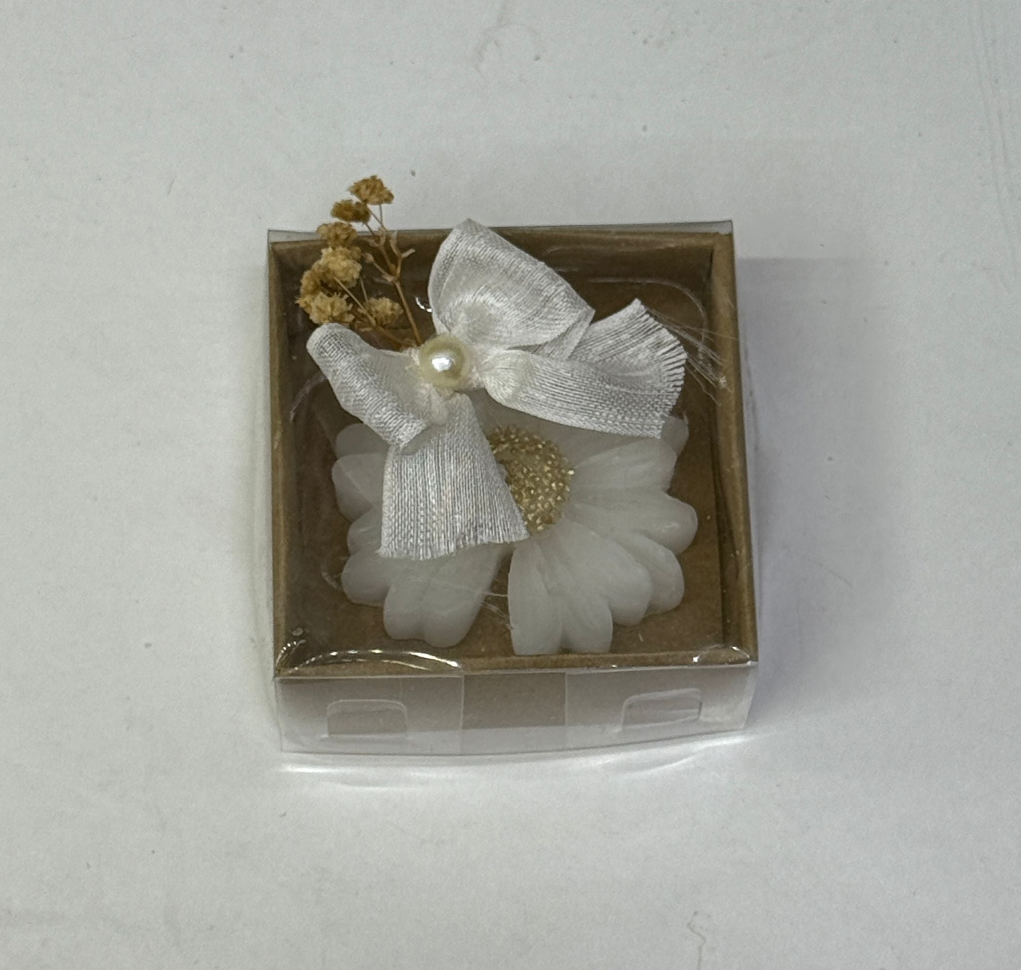 Weiße Margeritenkerze in brauner Geschenkbox mit Schleife