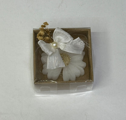 Weiße Margeritenkerze in brauner Geschenkbox mit Schleife
