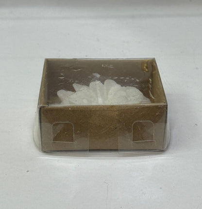 Weiße Blütenkerze in brauner Kraftbox mit Deckel