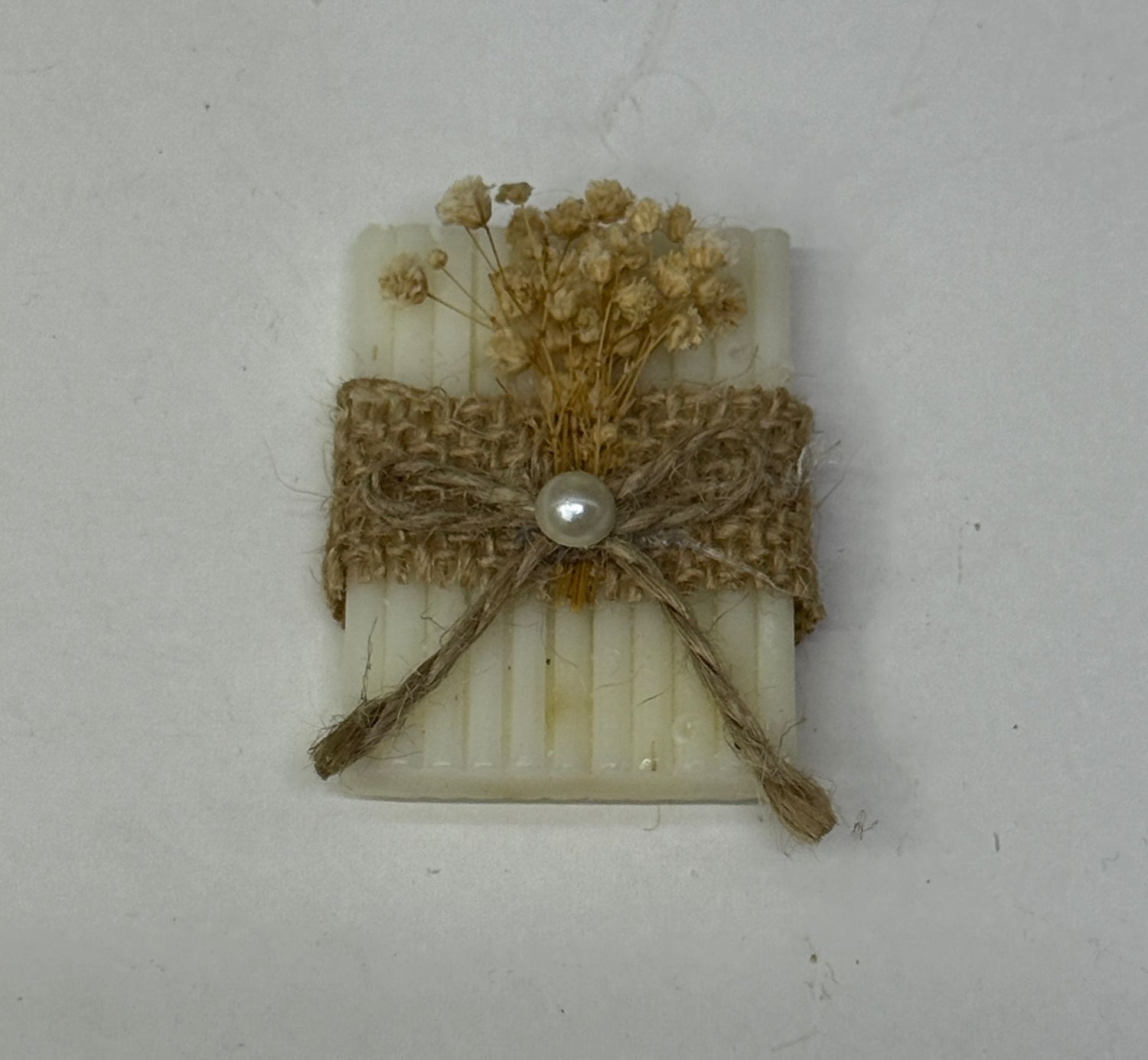 Rechteckige Duftseife mit Juteband, Perle und Trockenblumen