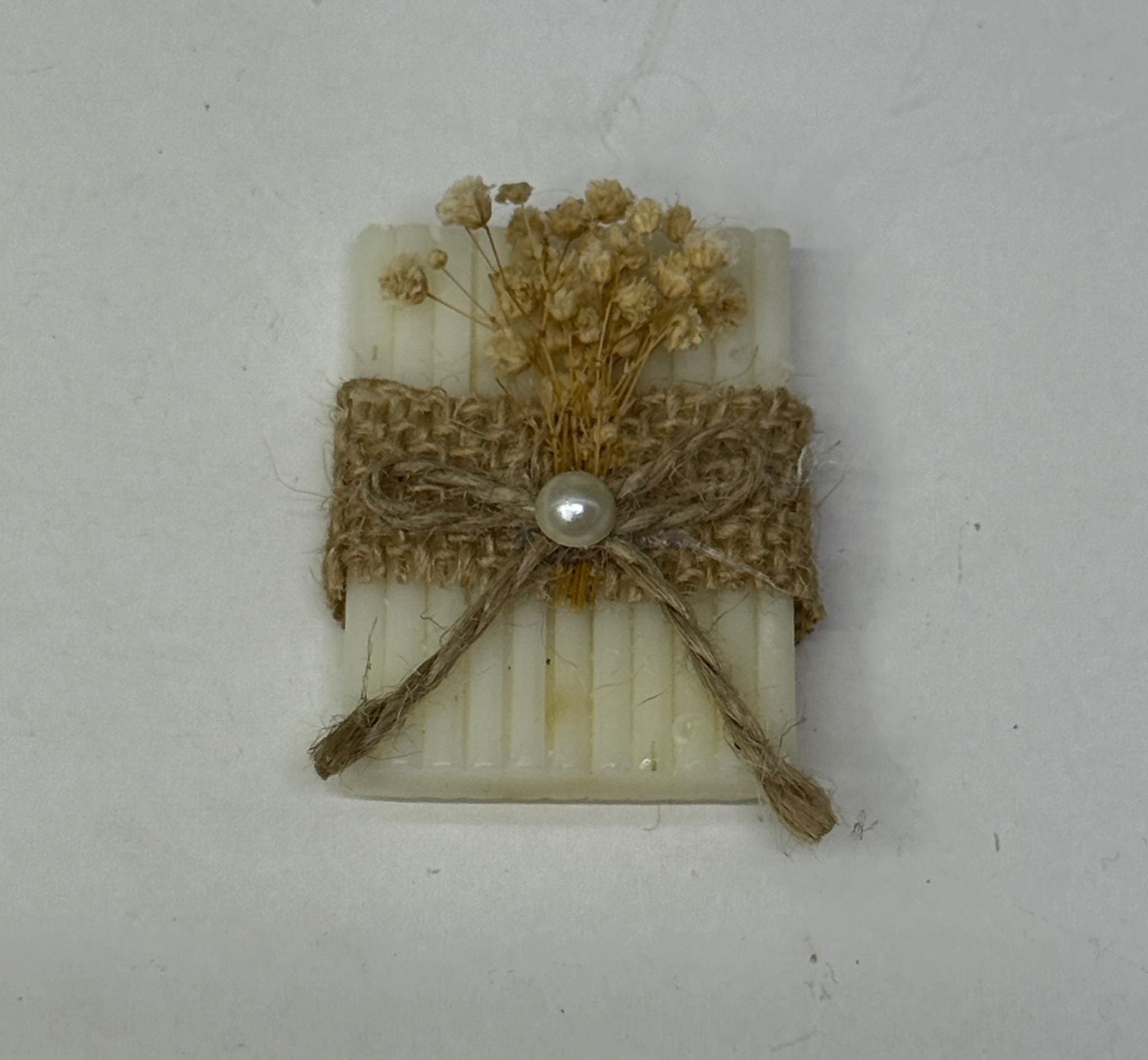 Rechteckige Duftseife mit Juteband, Perle und Trockenblumen