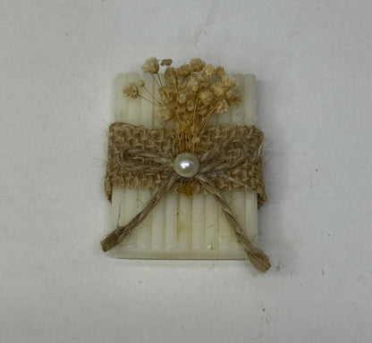 Rechteckige Duftseife mit Juteband, Perle und Trockenblumen