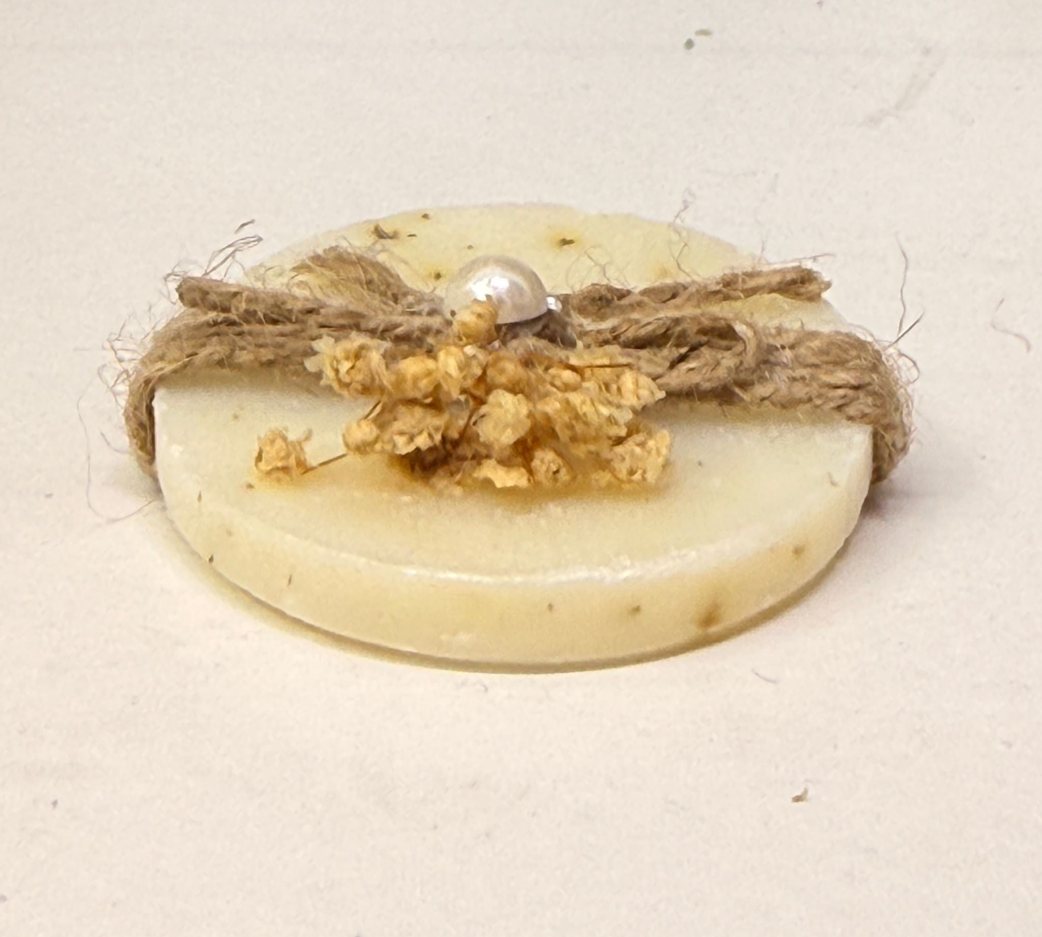 Ovale Duftseife mit Juteband, Perle und Trockenblumen