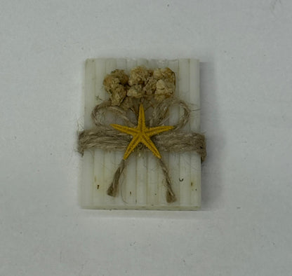 Rechteckige Duftseife mit Juteband, Seestern und Trockenblumen
