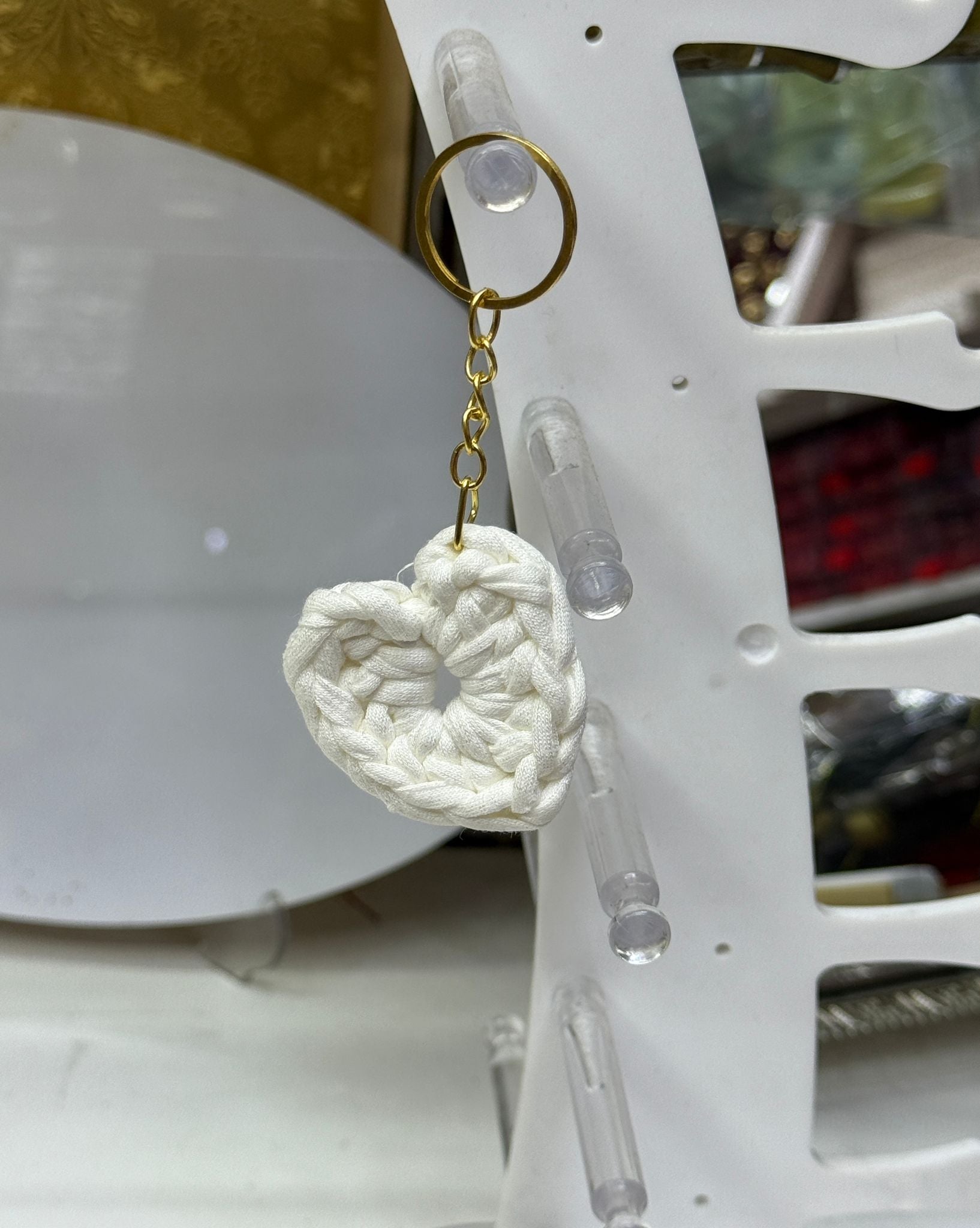 Herzförmiger Makramee-Schlüsselanhänger mit goldfarbenem Ring