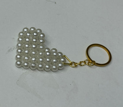 Herzförmiger Perlen-Schlüsselanhänger mit goldfarbenem Ring
