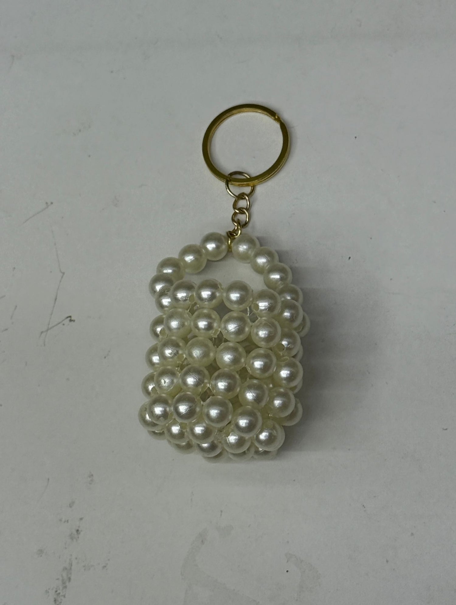 Perlen-Schlüsselanhänger Mini Tasche mit goldfarbenem Ring