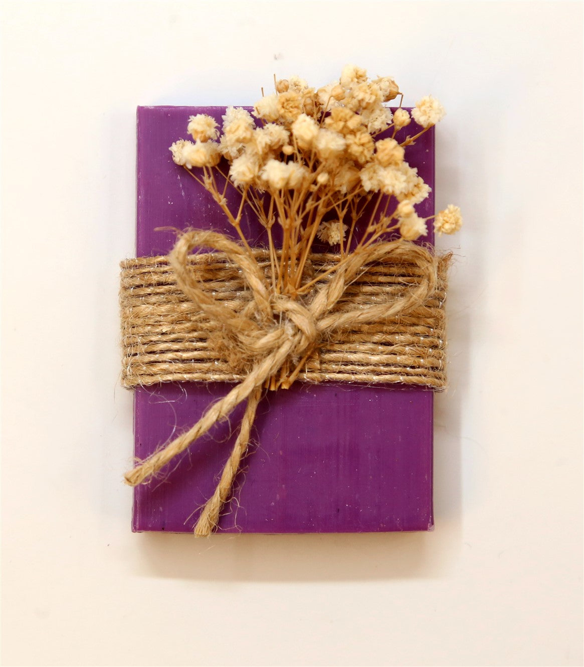 Lavendelseife in Lila mit Juteband und Trockenblumen