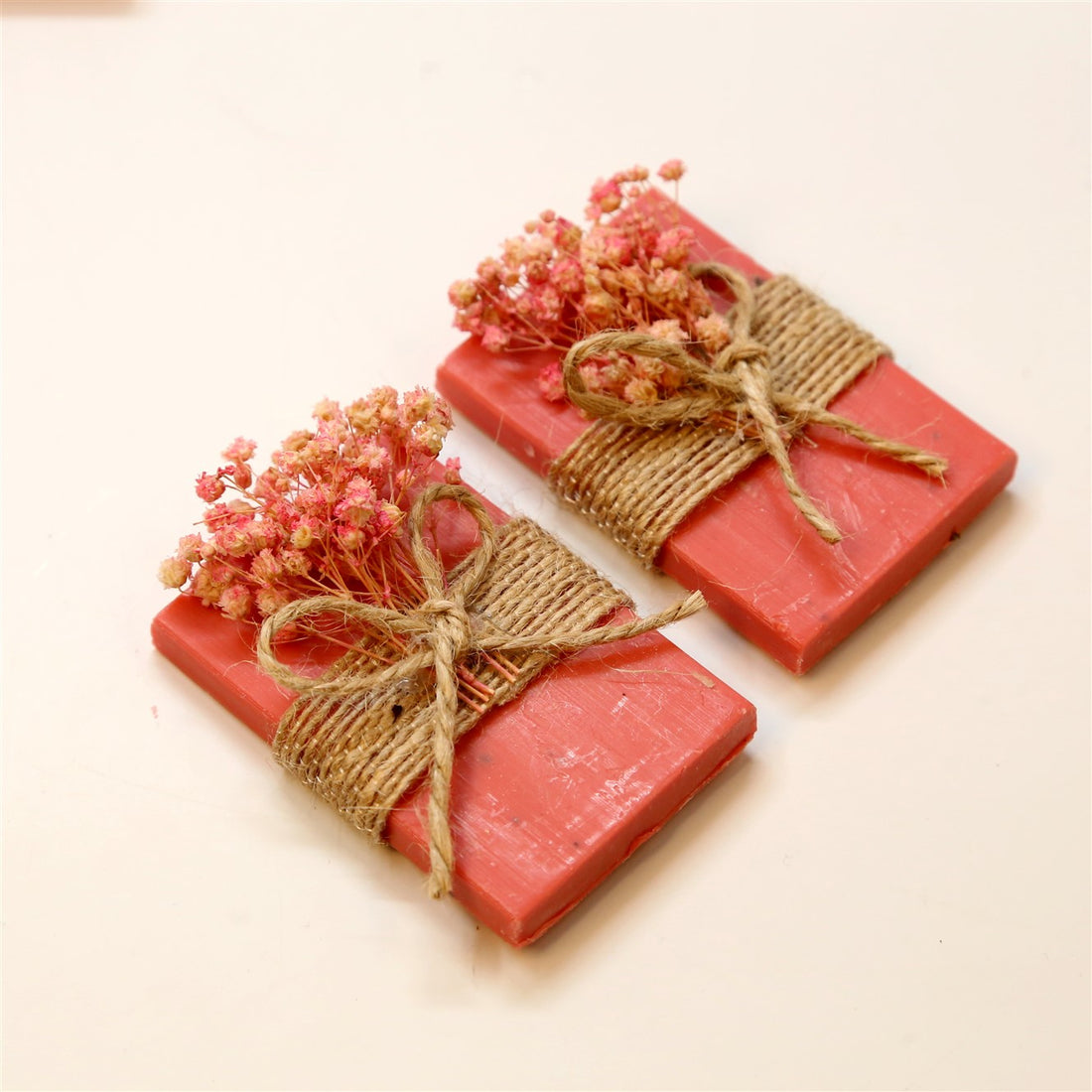 Lavendelseife mit Juteband und rosa Trockenblumen