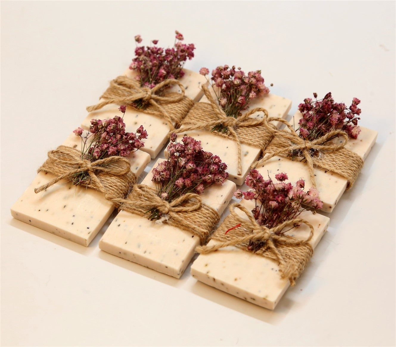 Lavendelduft Seife mit Trockenblumen und Jutekordel