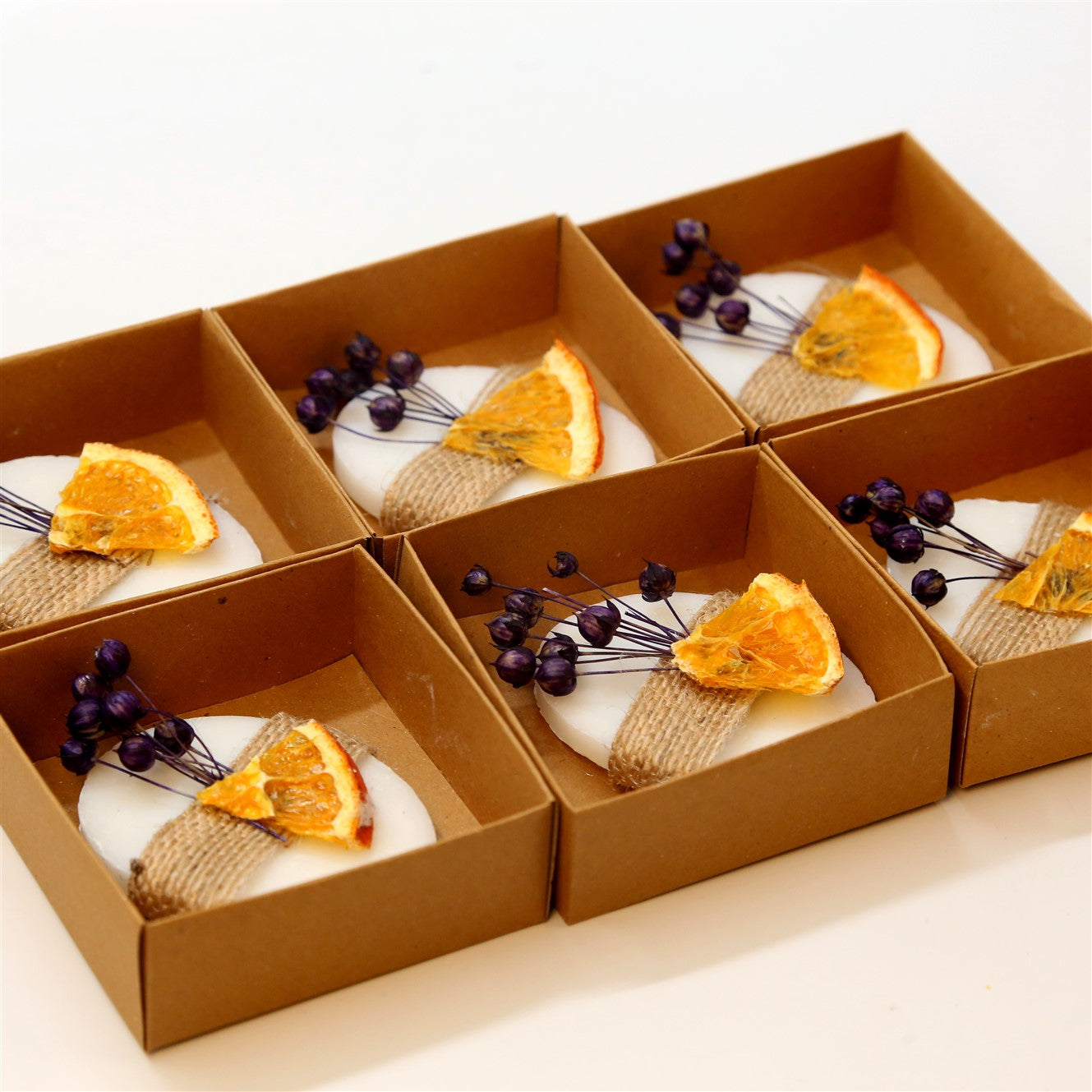 Ovale Lavendelseife in Kraftpapierbox mit getrockneter Orange und Trockenblumen