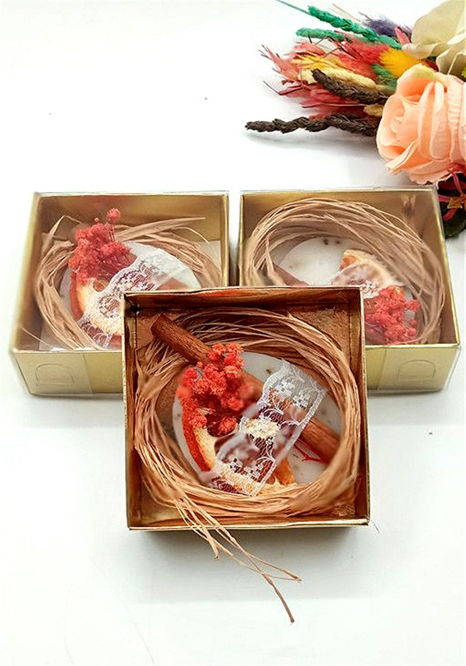 Ovale Lavendelseife in Kraftpapierbox mit Zimt, Orangenscheibe und Trockenblumen