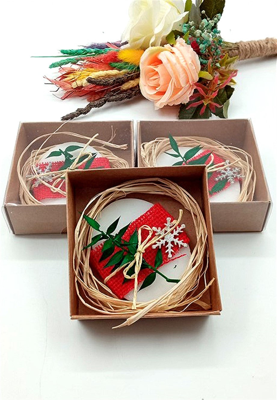 Ovale Lavendelseife in Kraftpapierbox mit rotem Band und Naturdekor