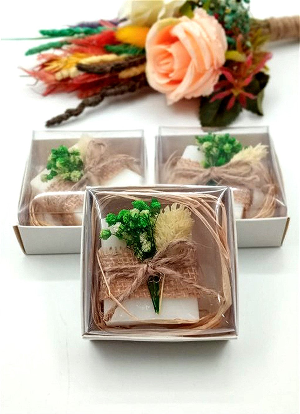 Lavendelseife in Geschenkbox mit Juteband und Trockenblumen
