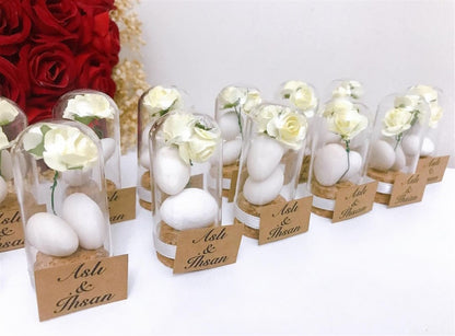Personalisierte Hochzeitsmandeln im transparenten Mini-Dom mit weißer Rose