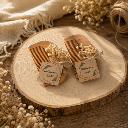 Personalisierter Holzkamm mit Trockenblumen, Juteband und Namensetikett