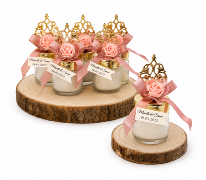 Personalisierte Kerze im Mini Glas mit goldfarbenem Deckel, rosa Rose und Namensanhänger