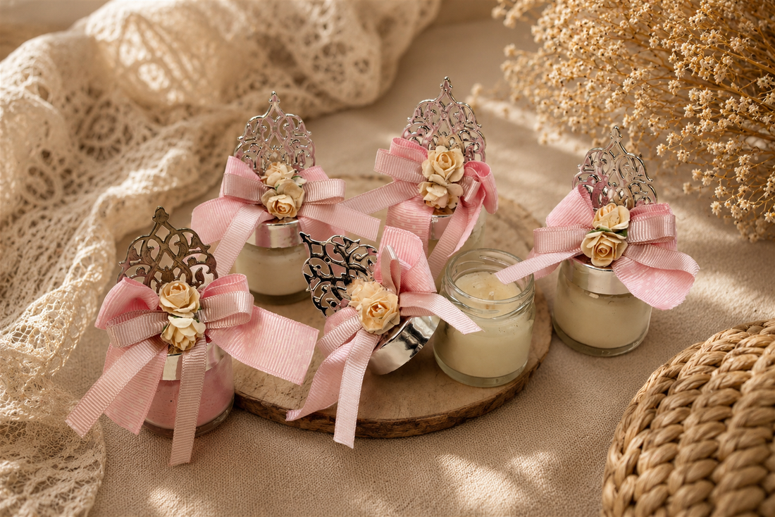 Kerze im Mini Glas mit rosa Schleife, Rosenblüte und dekorativem Ornament