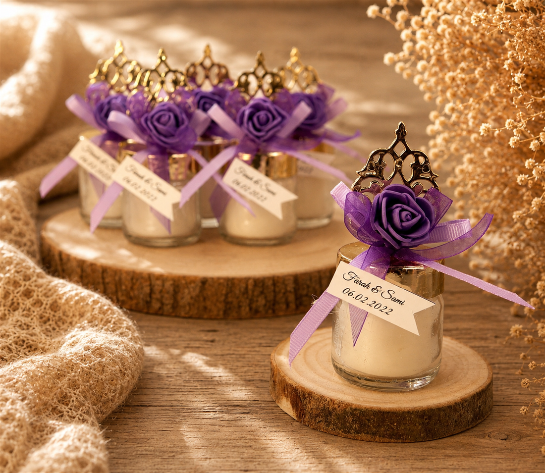 Personalisierte Kerze im Mini Glas mit lila Rose, goldfarbenem Deckel und Namensanhänger