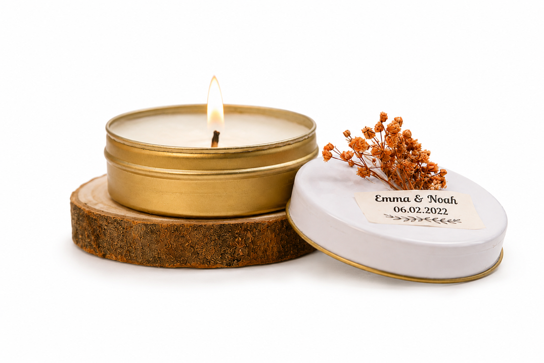 Personalisierte Kerze in goldener Metalldose mit Deckel und Trockenblumen