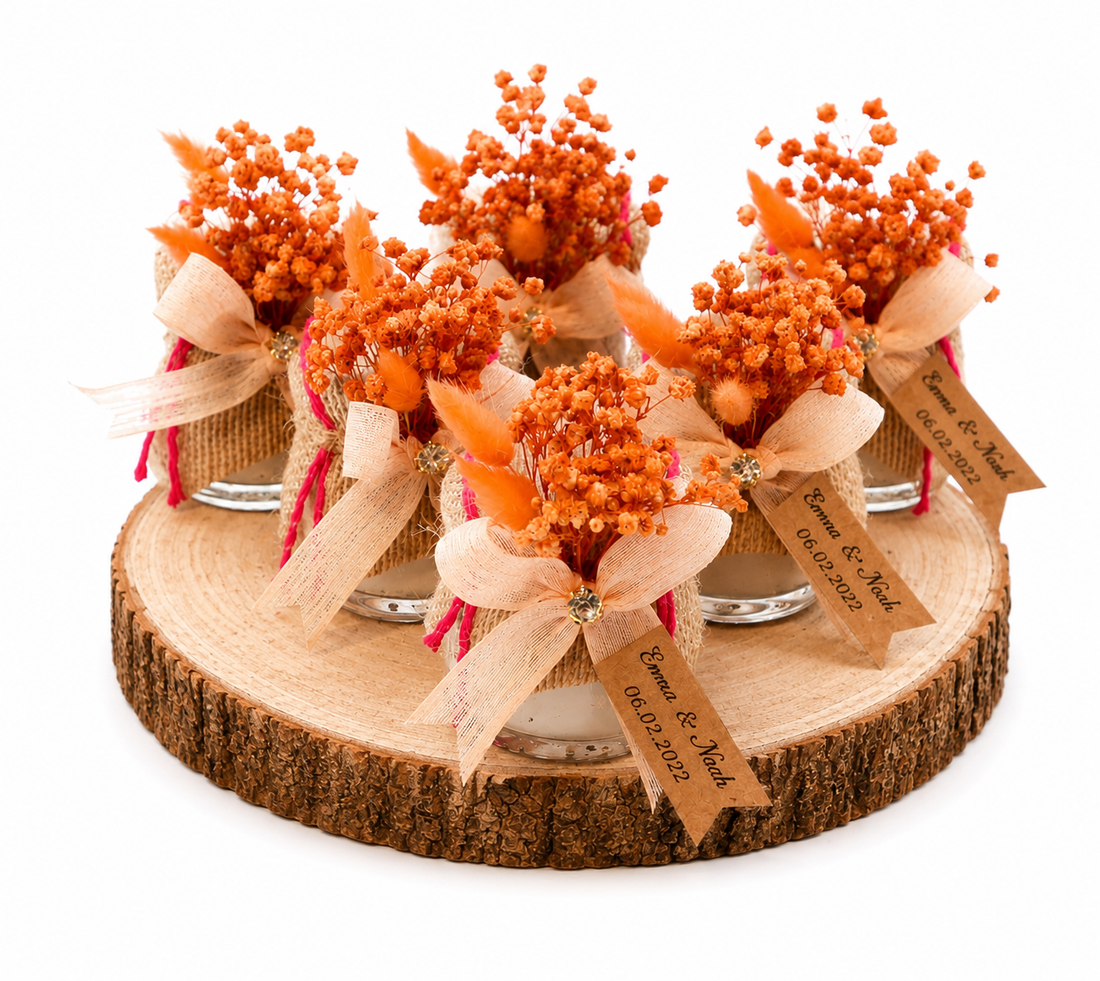 Personalisierte Kerze im Glas mit Jute, orangefarbenen Trockenblumen und Namensanhänger
