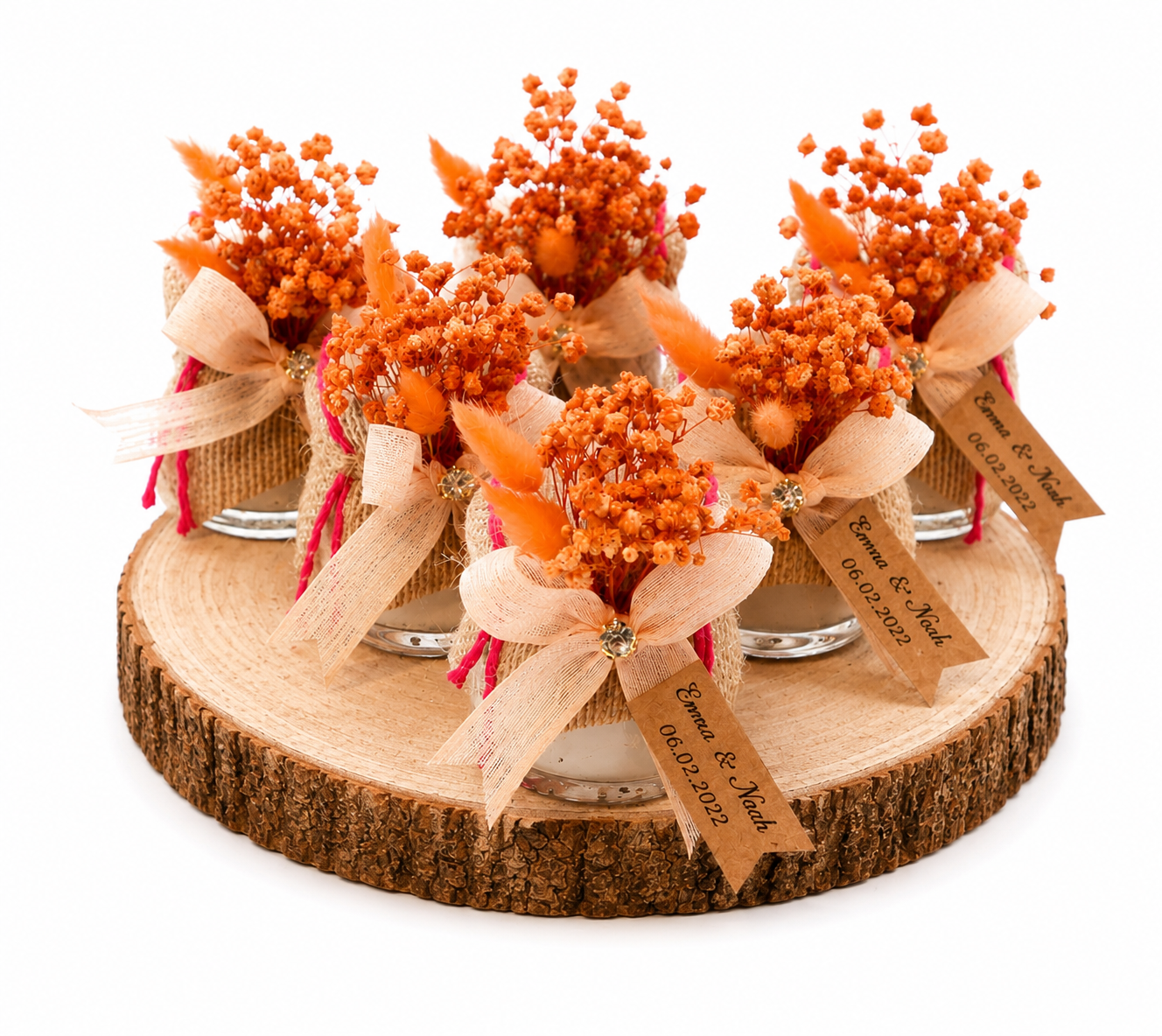 Personalisierte Kerze im Glas mit Jute, orangefarbenen Trockenblumen und Namensanhänger