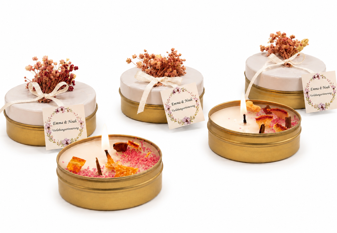 Personalisierte Kerze in goldener Metalldose mit Blumen, Schleife &amp; Etikett