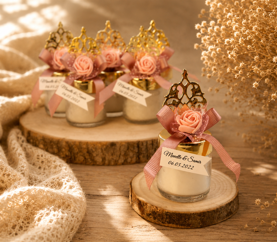 Personalisierte Kerze im Mini Glas mit goldfarbenem Deckel, rosa Rose und Namensanhänger
