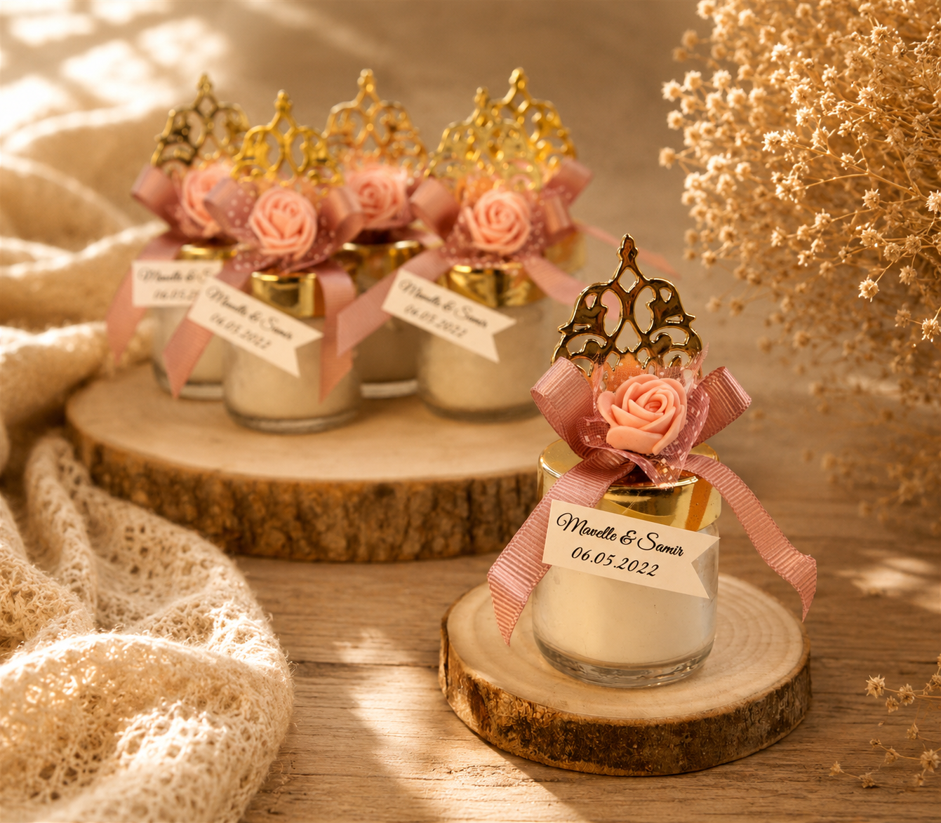 Personalisierte Kerze im Mini Glas mit goldfarbenem Deckel, rosa Rose und Namensanhänger