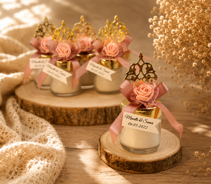 Personalisierte Kerze im Mini Glas mit goldfarbenem Deckel, rosa Rose und Namensanhänger