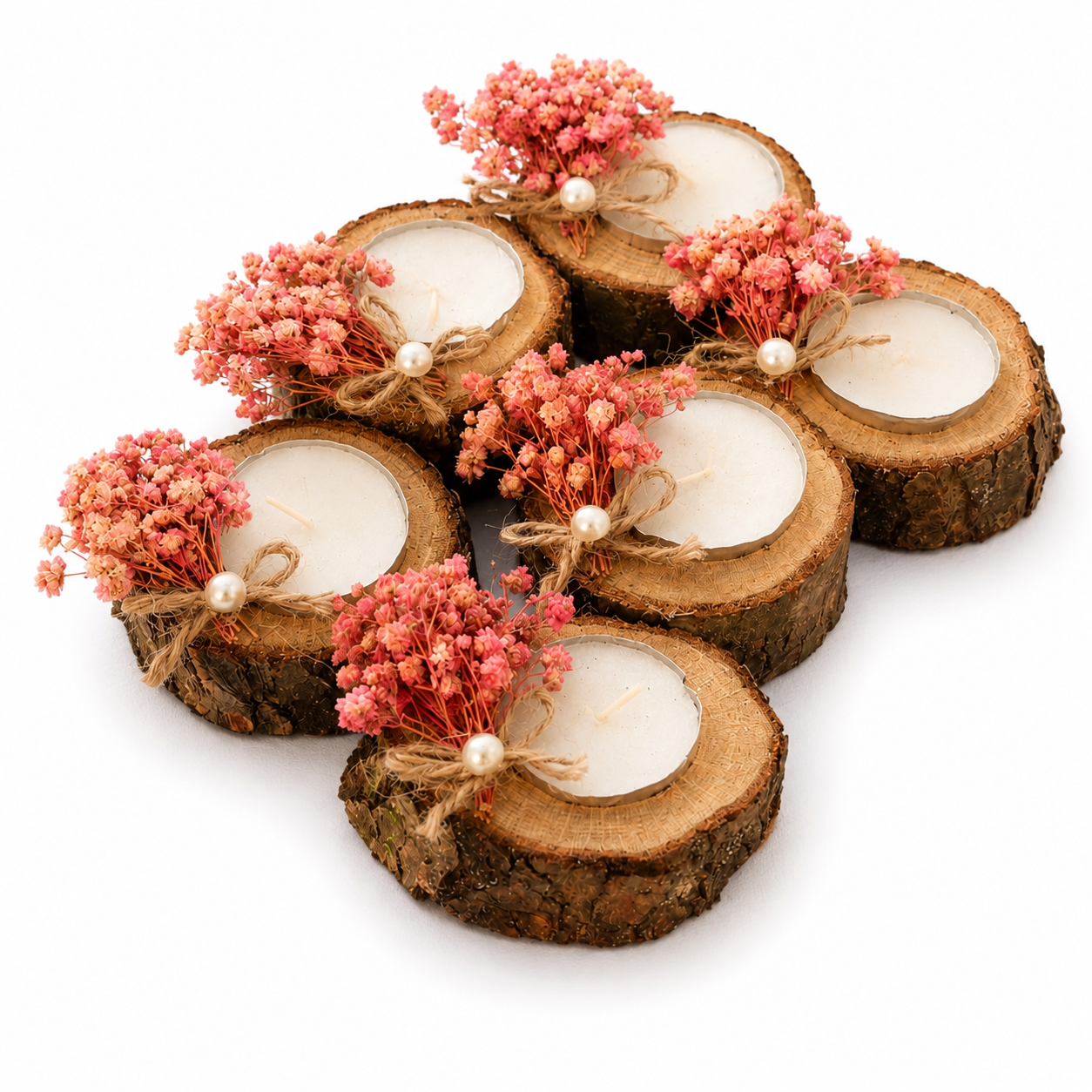 Rustikale Teelichtkerze in Holzscheibe mit rosa Trockenblumen und Perle