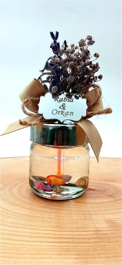 Personalisierte Gelkerze im Glas mit Trockenblumen und Namensschild