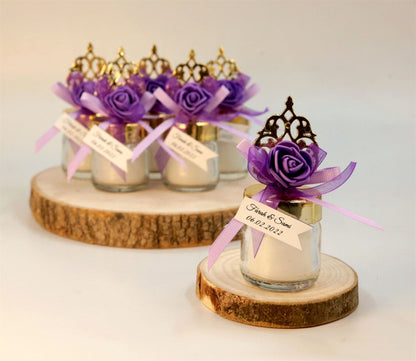 Personalisierte Kerze im Mini Glas mit lila Rose, goldfarbenem Deckel und Namensanhänger