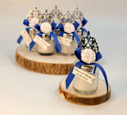 Personalisierte Kerze im Mini Glas mit blauer Schleife, Rosenblüte und silberfarbenem Ornament