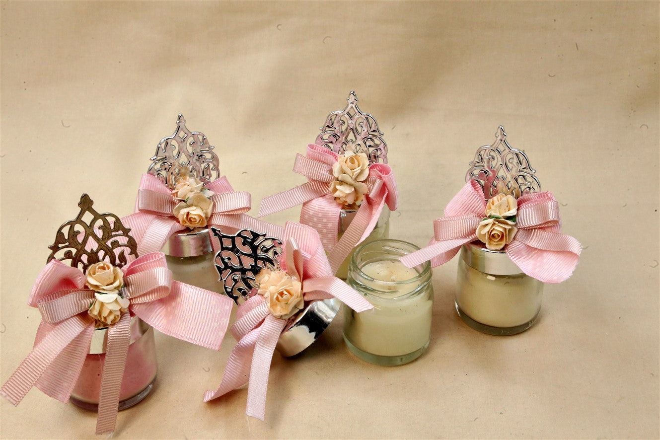 Kerze im Mini Glas mit rosa Schleife, Rosenblüte und dekorativem Ornament