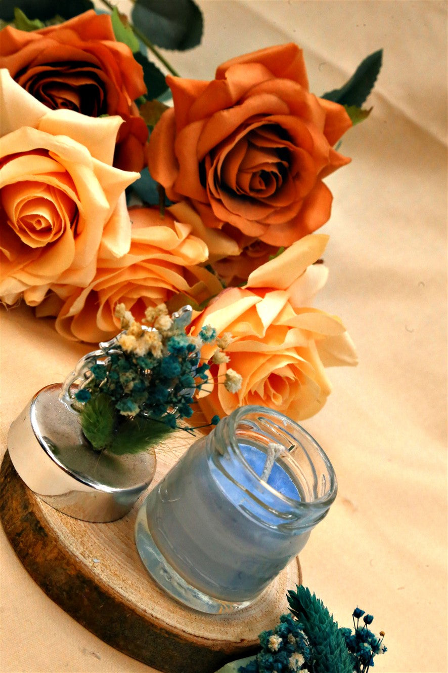 Personalisierte Kerze im Mini Glas mit blauem Wachs, silberfarbenem Deckel und Trockenblumen
