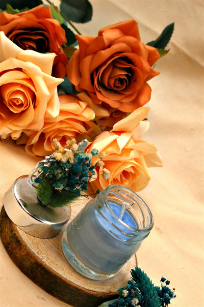 Personalisierte Kerze im Mini Glas mit blauem Wachs, silberfarbenem Deckel und Trockenblumen