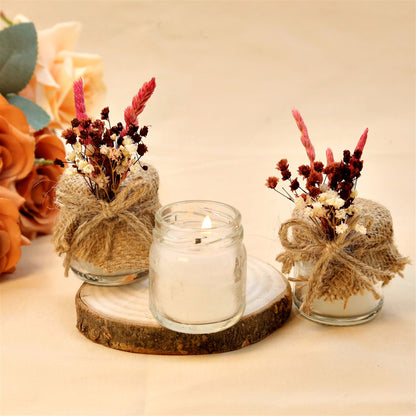 Personalisierte Kerze im Glas mit Jute, Trockenblumen und rustikaler Schleife